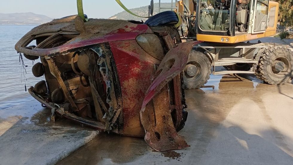 Ανέλκυση αυτοκινητων από τη θάλασσα, όπου είχαν παρασυρθεί στη διάρκεια της κακοκαιρίας Ντάνιελ